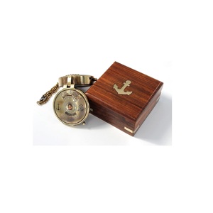 Boussole de poche nautique en laiton personnalisée, cadeau maritime vintage avec option de gravure - Product Image 1