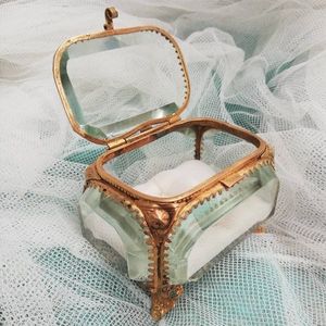 Boîte à bijoux en verre métallique à la mode avec un design élégant en relief, parfaite pour organiser élégamment les bagues, les boucles d'oreilles et les accessoires fins - Product Image 2