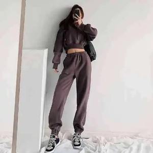 Conjunto Deportivo de 2 Piezas con Logotipo Personalizado, Transpirable, 100% Algodón, Elástico, Ligero, Conjunto de Jogger con Top Corto y Sudadera con Capucha - Product Image 6