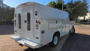 Ford E-Series E-350 SD 2023, boîte manuelle, turbo diesel, conduite à gauche, intérieur foncé, sièges en cuir, à vendre - Product Image 4