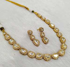 Ensemble de bijoux de mariée Mosenite en collier de style antique avec boucles d'oreilles assorties, pierres et perles idéales pour les grandes célébrations - Product Image 2