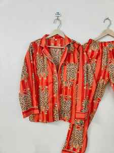 Conjunto de Pijama de Verano para Mujer, Estampado de Tigre y Floral, Cuello en V, Manga Larga, 100% Algodón, Elegante e Informal - Product Image 3