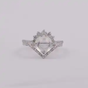 凸圆形切割钻石叉骨弯曲戒指，实验室生长的白金钻石周年纪念戒指