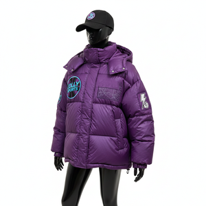Chaqueta Acolchada con Capucha para Mujer, Tela de Poliéster Premium, Paneles Acolchados Múltiples, Color Morado, Logotipo Personalizado con Parche, Chaqueta Acolchada para Mujer - Product Image 6