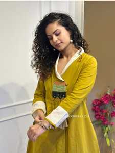 Superbe Kurta jaune moutarde pour femme avec pantalon palazzo-tenue de fête ethnique avec broderie et détails de pompon - Product Image 3