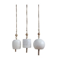 Cloche de vache en céramique antique avec un design de ferme de campagne parfait pour un chalet rustique et une décoration d'intérieur d'inspiration vintage