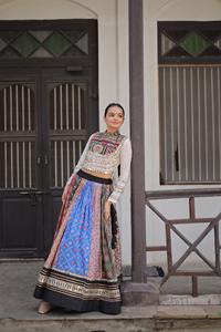Lehenga choli ผู้ผลิตและผู้จัดจำหน่ายในอัตราที่ต่ำที่สุดผ้าฝ้ายสีที่น่าตื่นตาตื่นใจกับการพิมพ์และงานกระจก - Product Image 3