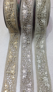 Hecho a medida con cintas bordadas a máquina de diseño de bordes rizados en diseños florales y en 3 colores para vestidos de novia - Product Image 2