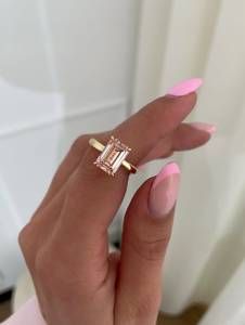 Bague en or massif 18 carats pour femme avec diamant taille émeraude et diamants latéraux, bijou de fiançailles romantique - Product Image 3