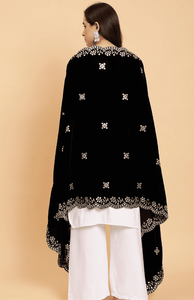 Dupattas de terciopelo de diseñador para mujeres al por mayor ingeniosamente bordadas con bordes de recortes para ocasiones festivas y de boda - Product Image 4