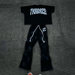 Conjunto de 2 Piezas Personalizado de Invierno con Lavado Ácido y Efecto Desgastado por el Sol para Hombre, Camiseta Corta con Hombros Caídos y Pantalones Deportivos Acampanados con Estampado Vintage - Product Image 1