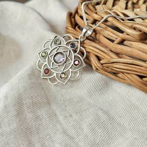 Pendentif en argent sterling multi-facettes à sept pierres Conception légère de fleur de vie pour les occasions de cadeaux - Product Image 2