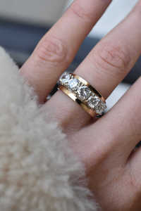Bague de fiançailles à cinq pierres de diamant de laboratoire de 1,65 carat, taille ronde, avec grappe de pierres, et alliance épaisse pour femme, vente en gros de bijoux - Product Image 3