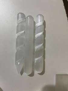 Varitas de Selenita Talladas en Espiral, Piedra Grabada para Feng Shui - Product Image 2