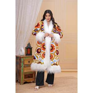 Veste en fausse fourrure brodée à la main pour femmes, style Sujani floral, avec embellissements élégants, idéale pour les occasions festives - Product Image 3