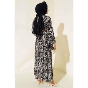 Robe en crêpe avec ceinture à motifs Noir - Product Image 1