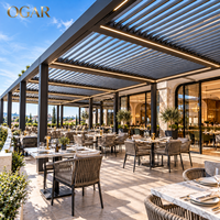 Système de toit de terrasse commercial personnalisé avec stores motorisés en aluminium pour espaces commerciaux extérieurs