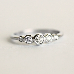 Anillo de Bodas de diamantes de moissanita de corte redondo con ajuste de bisel de moda al por mayor, anillo chapado en oro 18k de aniversario de cinco piedras para mujer - Product Image 1
