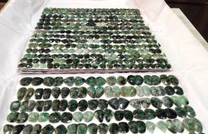 Pierres précieuses en vrac de taille libre Émeraude zambienne naturelle à facettes d'un côté - Product Image 2