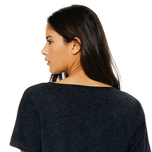 Camiseta holgada con cuello en V para mujer, Camisa de algodón con dobladillo y parte inferior curvada, de poliéster 65% viscosa, color negro carbón de 35% onzas, 3,7 - Product Image 6
