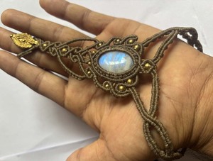 กำไลข้อมือทำมือหรูหรา ชุบโรเดียมเงินแท้ สไตล์วินเทจ ลายถักมาคราเม่ รูปทรงพีระมิด ประดับด้วยหินออนิกซ์ ขนาด 20-25 มม. เครื่องประดับดีไซน์โดดเด่น - Product Image 3