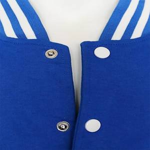 Veste universitaire bleue et blanche Conception personnalisée Doublure matelassée en coton/polyester Fermeture à boutons pression Col côtelé, poignets et ourlet - Product Image 5