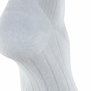 Vente en gros de chaussettes athlétiques personnalisées avec logo Chaussettes confortables unisexes et respirantes de couleur unie pour hommes Placement du logo du bas - Product Image 4