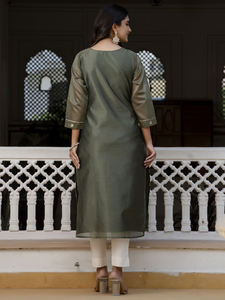 ชุดคุर्ตาผ้าไหมผสมปักลายคุณภาพส่งออก ดีไซน์หรูหราสำหรับผู้หญิง เหมาะสำหรับใส่ทำงานและใส่ในชีวิตประจำวัน มีจำหน่ายในราคาที่เหมาะสม - Product Image 6