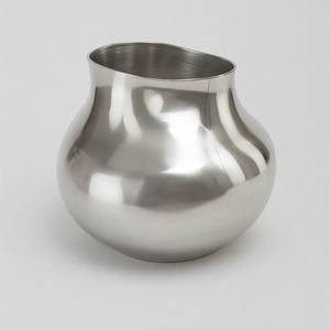 Jarrón de metal de aluminio plateado pulido de primera calidad con un elegante diseño alto, perfecto para banquetes de lujo y exhibiciones de bodas - Product Image 3