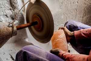 โคมไฟเกลือหิมาลายันสีชมพูหินคริสตัลธรรมชาติแกะสลักรูปพีระมิดรูปทรงหยดน้ำตาพร้อมคุณสมบัติสัมผัสที่แท้จริง - Product Image 5