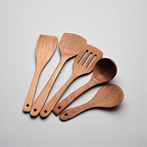 Cuillère en bois de qualité supérieure, fabriquée à la main avec du bois durable, manche confortable, ustensile de cuisine pour remuer et servir des soupes ou des ragoûts - Product Image 6