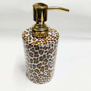 Ensemble de salle de bain design fait main en résine Organisateur de coiffeuse de luxe Porte-savon Porte-brosse à dents Plateau à gobelet Essentiels modernes et élégants - Product Image 1