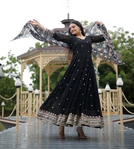 ชุดคลุม Anarkali สำหรับผู้หญิงความยาวถึงพื้นทำจากผ้าไหมทรงจอร์เจียแบบหนาพิเศษสำหรับงานแต่ง - Product Image 6