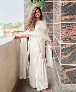 Magnifique robe de réception Kanchipuram avec travail de la pierre Robe de soirée fabuleuse en Georgette avec détails à volants - Product Image 1