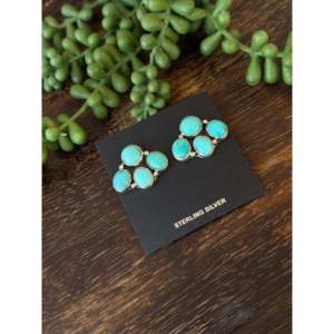 Pendientes de botón artesanales Navajo de turquesa Kingman y plata de ley con engaste de bisel y diseño de racimo - Product Image 4