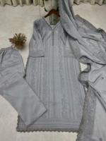 Salwar Kameez pakistanais traditionnel avec des motifs élégants et un tissu confortable pour toutes les saisons, disponible à des prix d'exportation