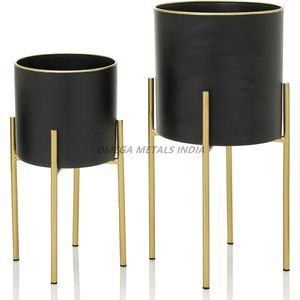 Customized Metal <b>Vases</b> in Stunning Gold Color Featuring a Unique Diamond Shape with <b>Textured</b> Surface for Elegant Home Accents - Product Image 5