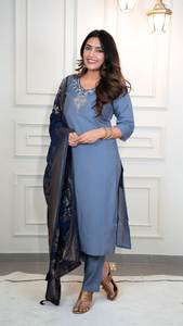 ชุดคุर्ตาลำลองแบบกลับด้านได้สำหรับผู้หญิง ดีไซน์ใหม่จาก Launchinih พร้อมผ้าคลุมไหล่ ผลิตจากผ้าไหมมัสลินลาย Jacquard คุณภาพพรีเมียม สไตล์อินเดีย-ปากีสถาน - Product Image 2