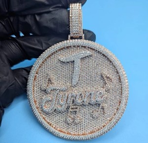 Letra Personalizada en Plata de Ley 925 con Corte Redondo, Diamante Moissanite VVS Brillante, Estilo Hip Hop, Prenda Unisex de Lujo Premium - Product Image 1