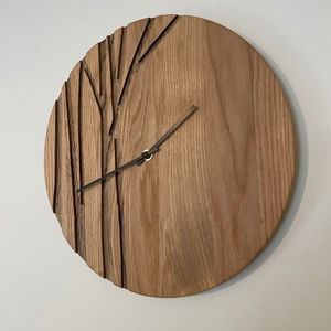 Horloge murale carrée en bois avec un design élégant et des marqueurs blancs pour la décoration moderne de la maison et du bureau - Product Image 3