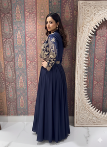 Vestido Indo-Occidental de Crepé de Seda Premium con Bordado y Cinturón, Estilo Drapeado, de Unity Luxure - Product Image 2