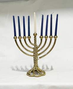 Ménorah linéaire plate moderne en or avec un design géométrique pour une décoration sophistiquée et un arrangement élégant de bougies de fête - Product Image 3