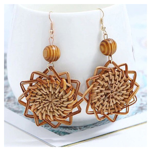 Pendientes hechos a mano de fibra natural, elegantes colgantes tejidos de ratán en forma de lágrima con tachuelas de madera, perfectos para hierba marina Bohemia - Product Image 6