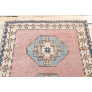 Tapis vintage en laine avec accents bleus turcs, patchwork, 3,5x6,2 pi (107x188 cm), avec envers en latex - Product Image 4