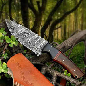 Couteau de chasse en acier Damas fait main avec gaine en cuir et manche en bois - Product Image 6