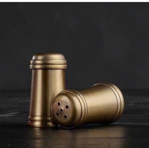 Juego de sal y pimienta de metal de aspecto vintage con construcción hecha a mano, perfecto para encimeras de cocina rústicas y mesas de comedor - Product Image 1