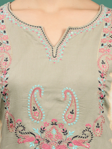 ชุดเสื้อถักตัดตรงปักสีเบจสีเบจสำหรับผู้หญิงดีไซน์ทันสมัยสุดพิเศษ - Product Image 5
