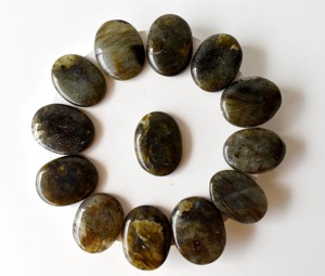 Nouvel Arrivage Pierre de la Lune Ovale Couleur Naturelle et Labradorite, Pierres de Soin Feng Shui pour Décoration, Cadeaux et Pierre de Poche - Product Image 1