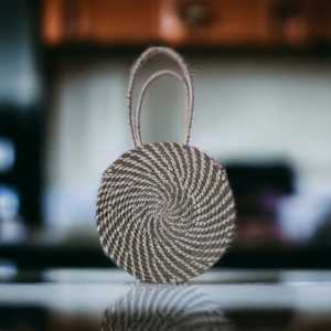 Precio de fábrica Diseño único Tejido a mano Mimbre Natural Sabai Grass Bolso femenino con bonito lazo Bolsos de mano para mujer - Product Image 5