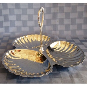 จานเสิร์ฟอาหารทรงหอยเชลล์โลหะหรูหรามี3ช่องสำหรับช็อคโกแลตผลไม้แห้งและขนมหวาน - Product Image 1